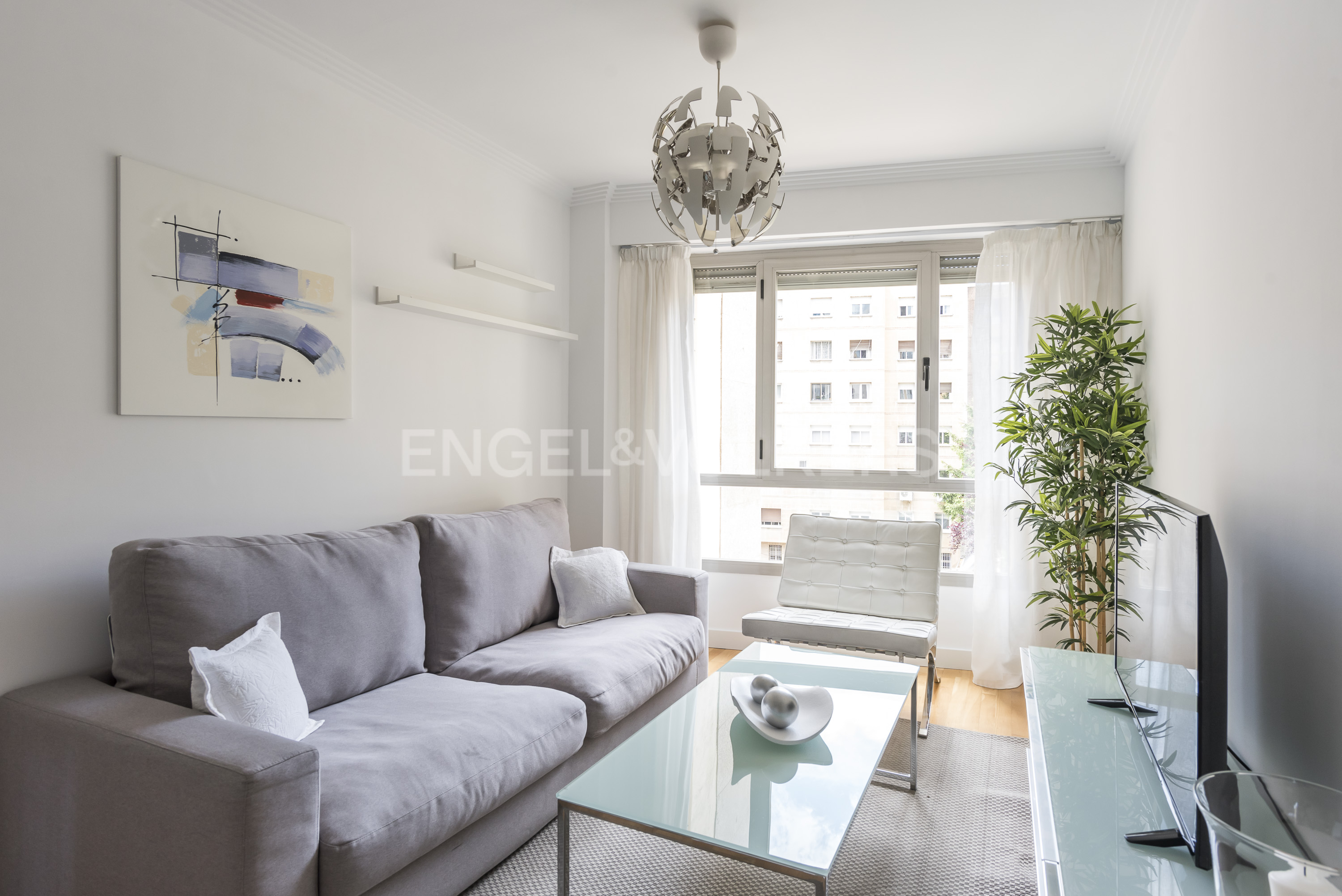 Very bright and welcoming, unbeatable location, furnished, recently renovated, practical for couples or single occupants - Image 3