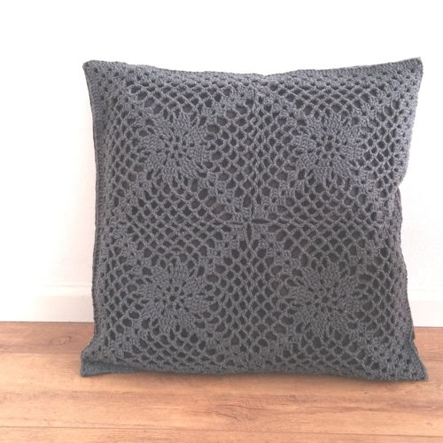 “La nostalgie” vintage crochet pillow cover