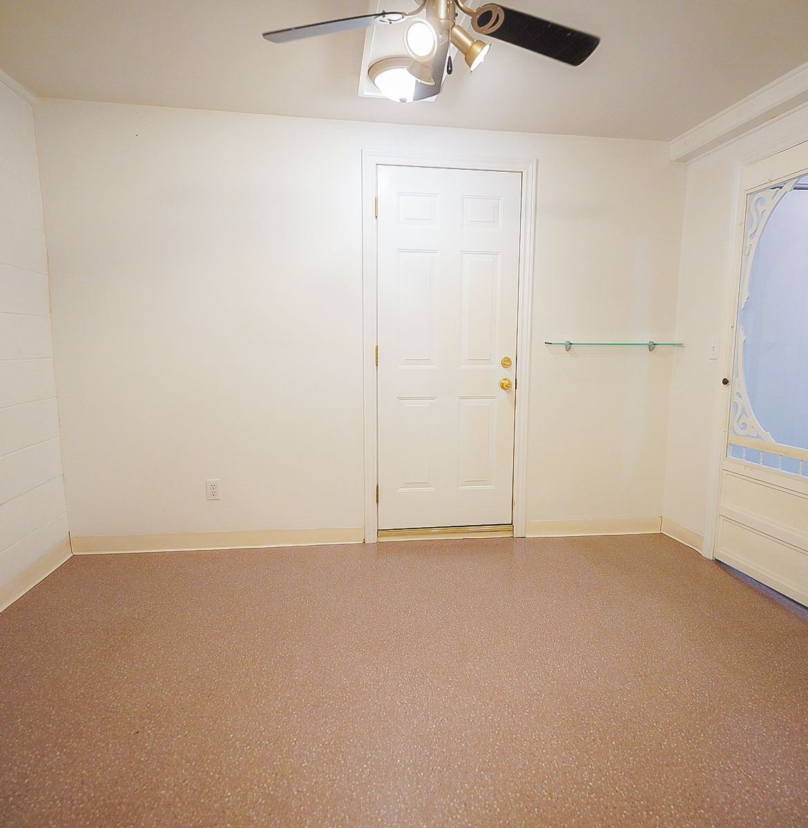 carpeted empty room with a ceiling fan