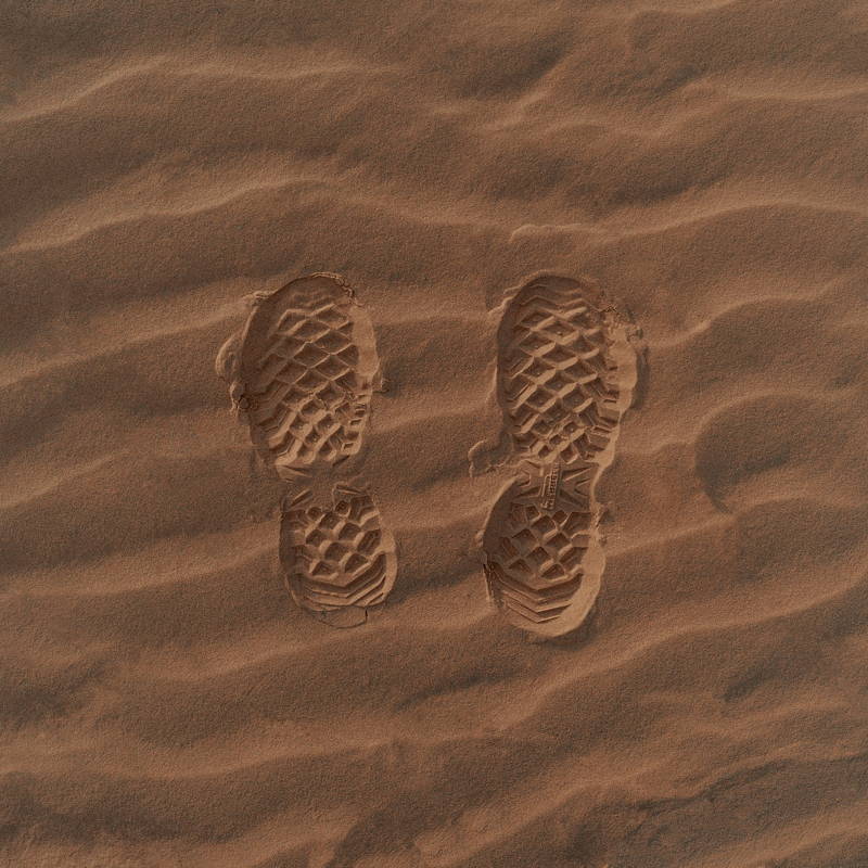 Schoenafdrukken in het zand