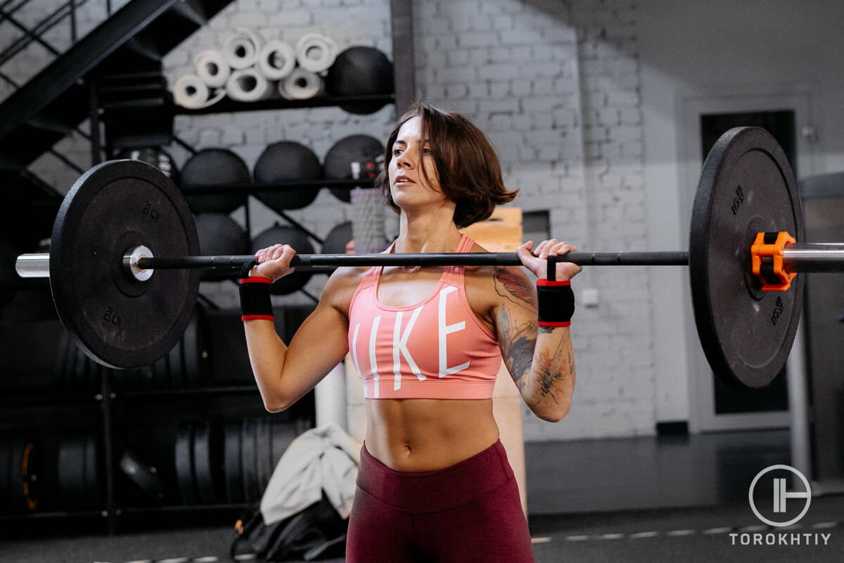 female athlete weightlifting
