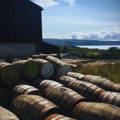Fûts de Whisky en bois entreposés à l'extérieur de la distillerie Ardnamurchan dans les Highlands de l'ouest d'Ecosse