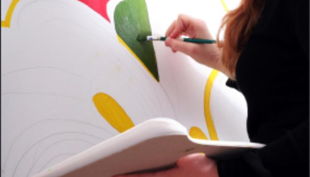 kind beim malen kunstwerkstatt rhythm and arts