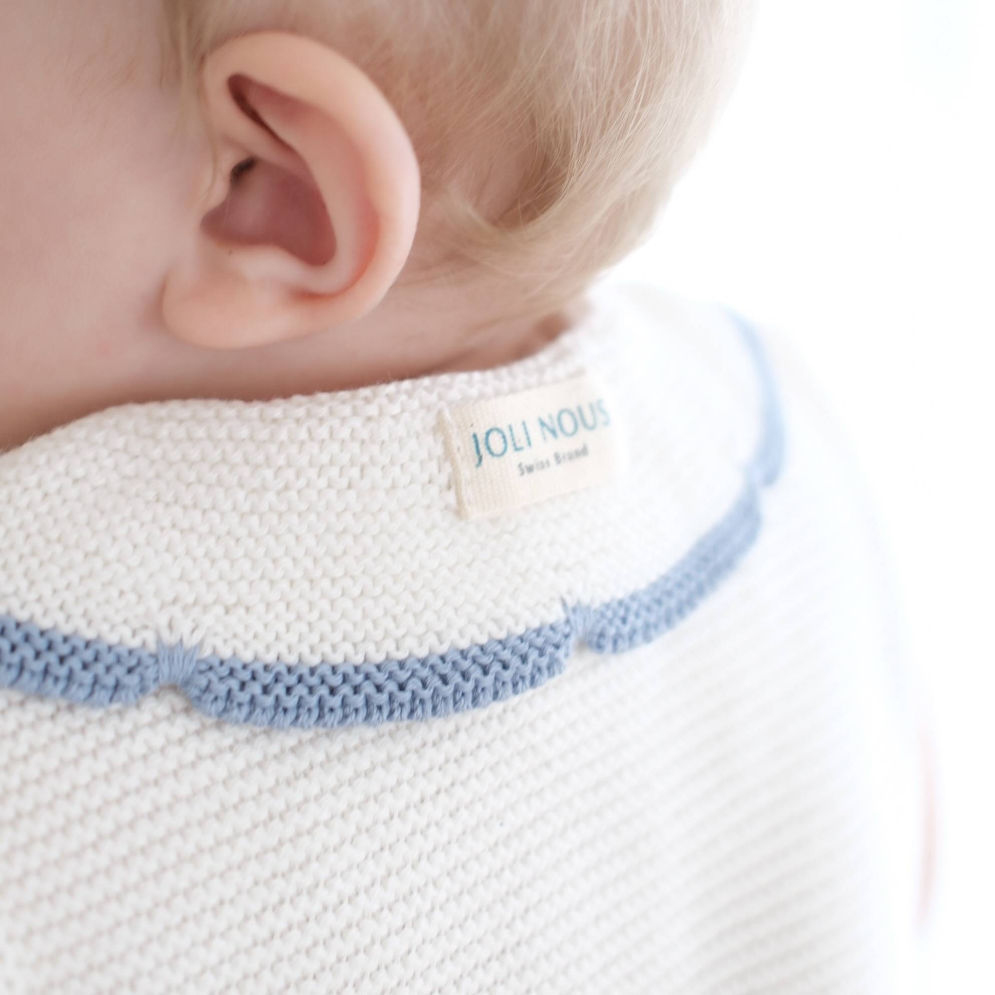 barboteuse douce bleu blanc doux premium fabriqué au portugal confort qualité bébé romper raffiné coeurs rouges pour bébé et enfant, en coton doux et bambou et respirant, certifié OEKO-TEX, idéal pour compléter une tenue d’enfant chic et confortable