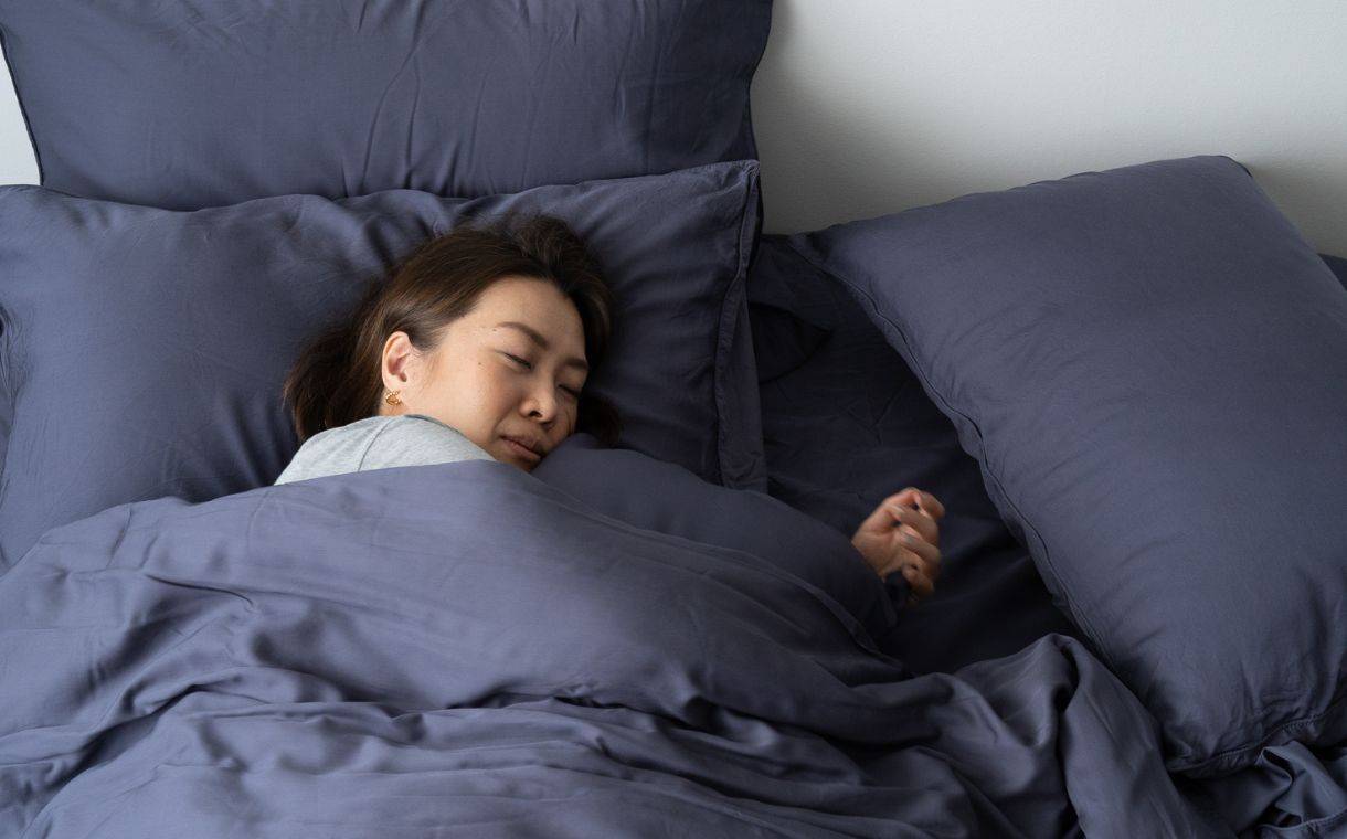 woman sleeping on Weavve's bed sheets