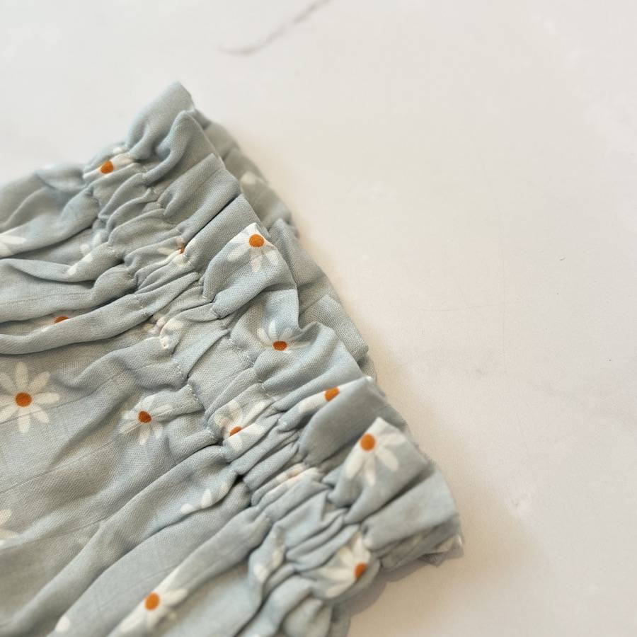 Bloomer fraises rouges blanc vichy jaune raffiné pour bébé, en coton doux et respirant, certifié OEKO-TEX, idéal pour compléter une tenue d’enfant chic et confortable, cousu au Portugal