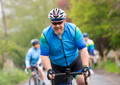 Homme sur velo de route devant un peloton