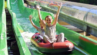 schloss thurn kinder auf wasserrutsche