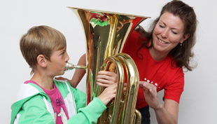 das klingende museum berlin kind spielt trompete