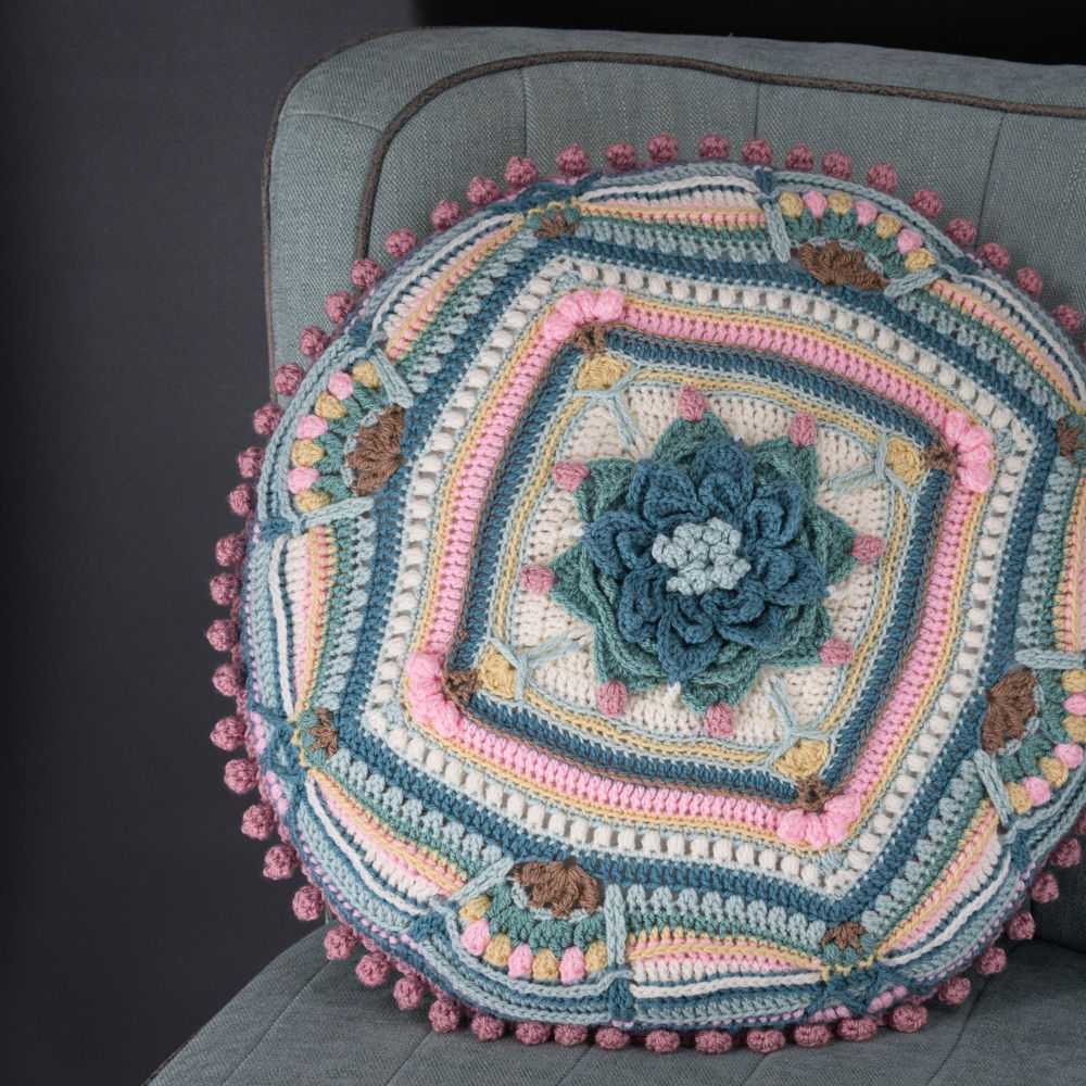 EN: Lily Flower Pillow