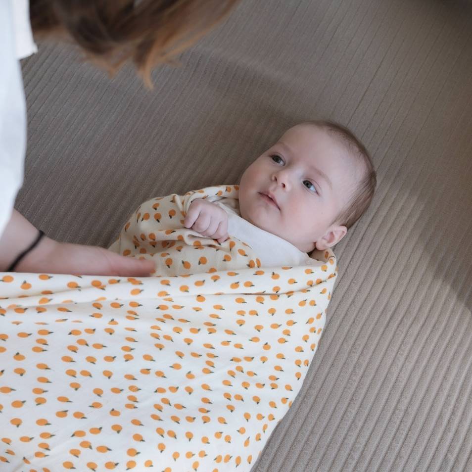 Lange XL bleu ciel et blanc petits skieurs et mini élégant de la marque suisse Joli Nous, un accessoire premium pour bébé, alliant design raffiné et qualité exceptionnelle OEKO-TEX GOTS