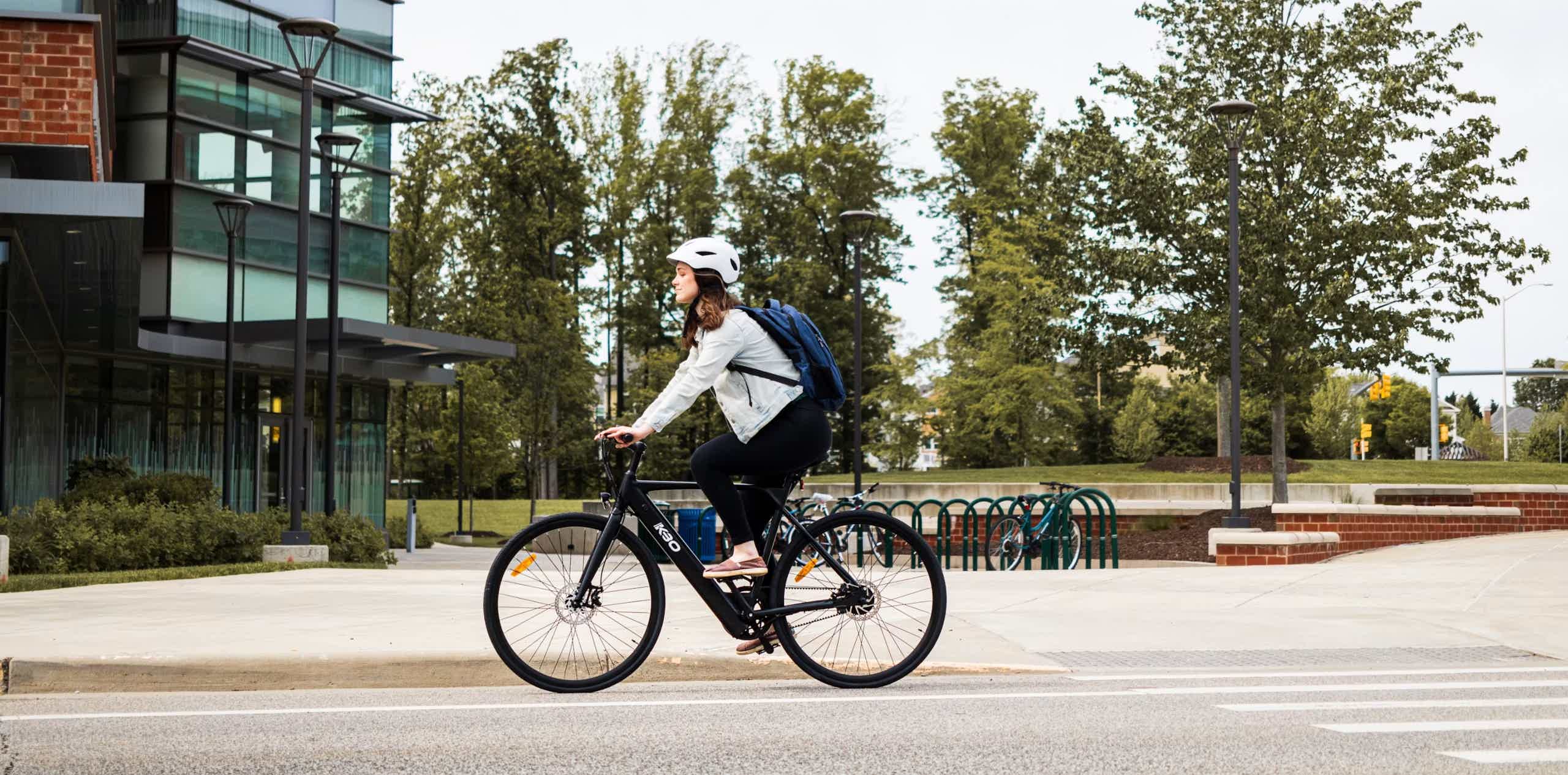 Imagen de archivo de una persona rodando sobre una bicicleta eléctrica.