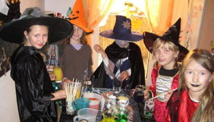 bester geburtstagde spiel mal bunt hexe kind mädchen runde tränke