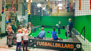 fußballparty mit fußballbillard kinder