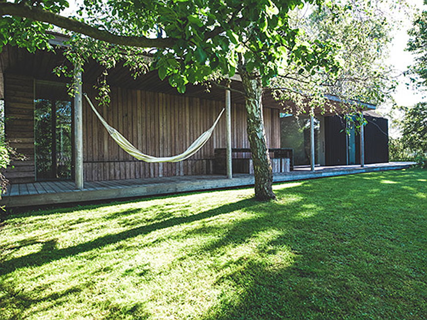  Mahón
- Ein elegantes Gartenhäuschen steigert den Wert der Grünanlage. Raffinierte Extras wie angrenzende Terrassen und Anbaudächer erhöhen den Komfort.