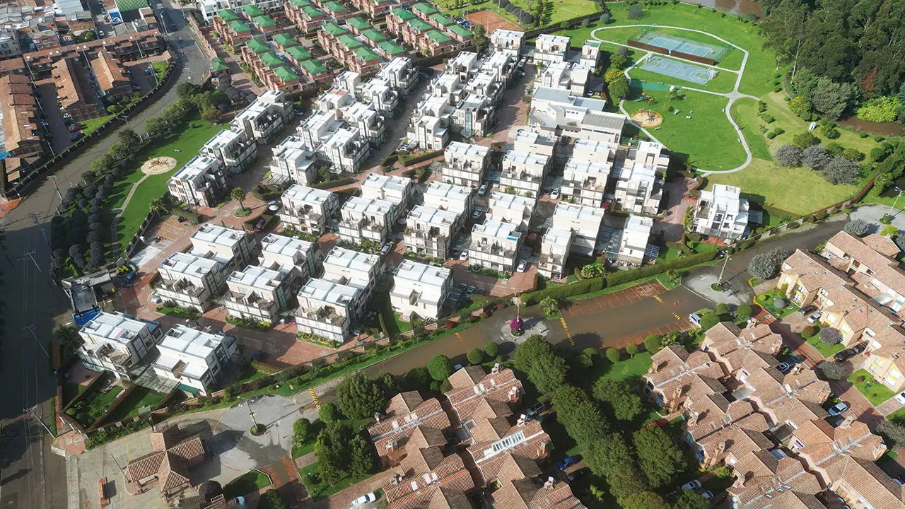 An aerial shot of subdivision houses at the urban town of Chia in Cundinamarca, Colombia TOKENIZACION VIVIENDA