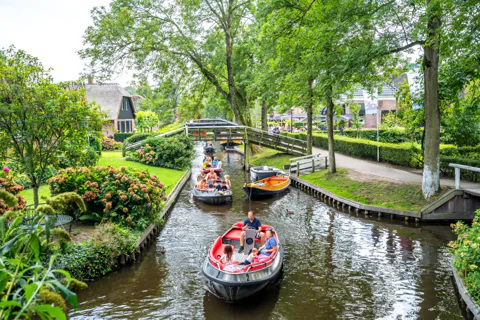 Giethoorn Guided Day Trip from Amsterdam with Boat Cruise