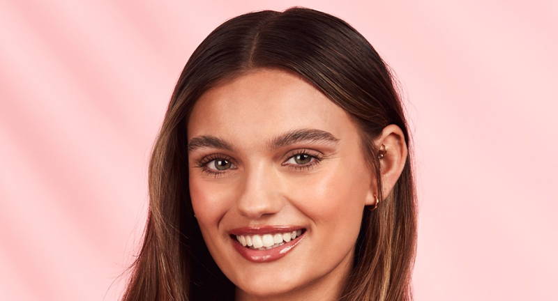 femmes portant du maquillage Bourjois