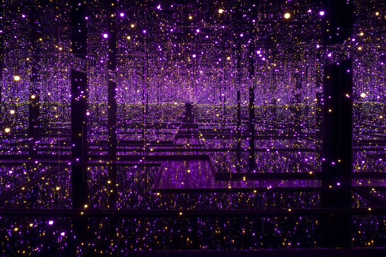 Yayoi Kusama    Infinity Mirrored Room - Filled with the Brilliance of Life