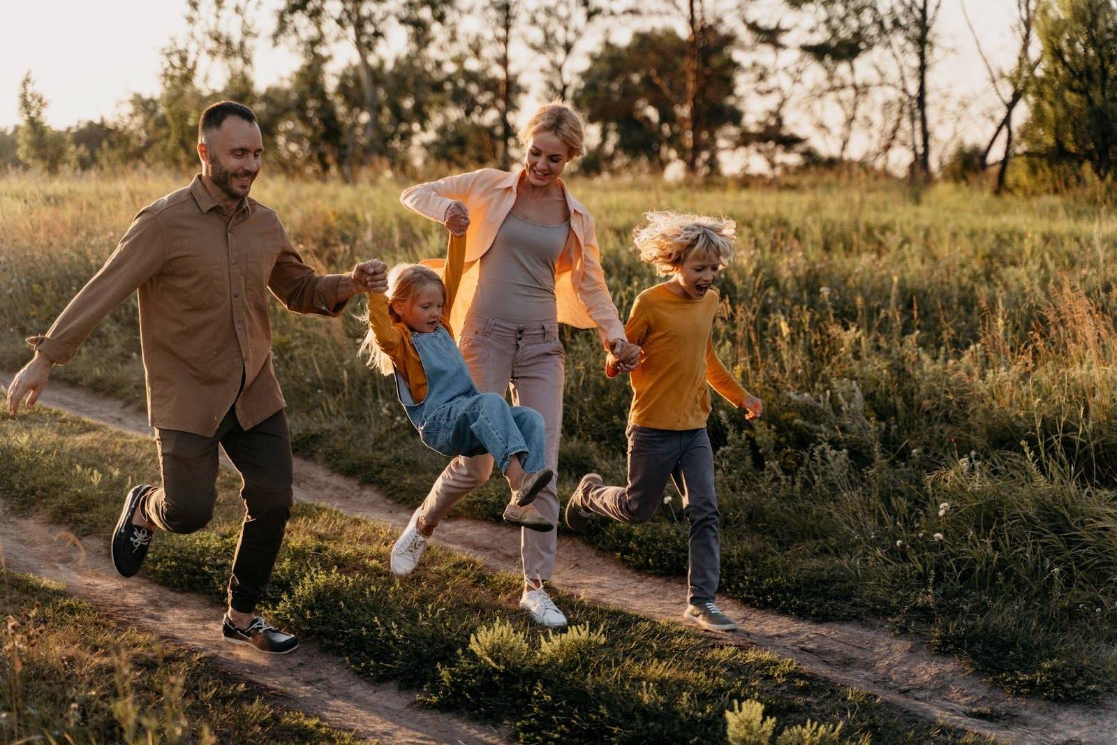 Une famille avec deux enfants qui profite d’une balade grâce à leur vélo longtail