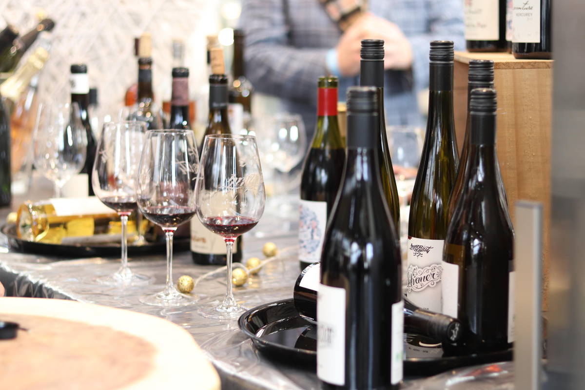Dégustation de vin avec bouteilles et verres