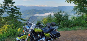 2011 HARLEY-DAVIDSON FLHRC ROAD KING CLASSIC (TWO TONE) motorcycle for rent near Maryville, TN