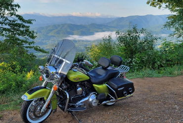 2011 HARLEY-DAVIDSON FLHRC ROAD KING CLASSIC (TWO TONE) motorcycle for rent near Maryville, TN