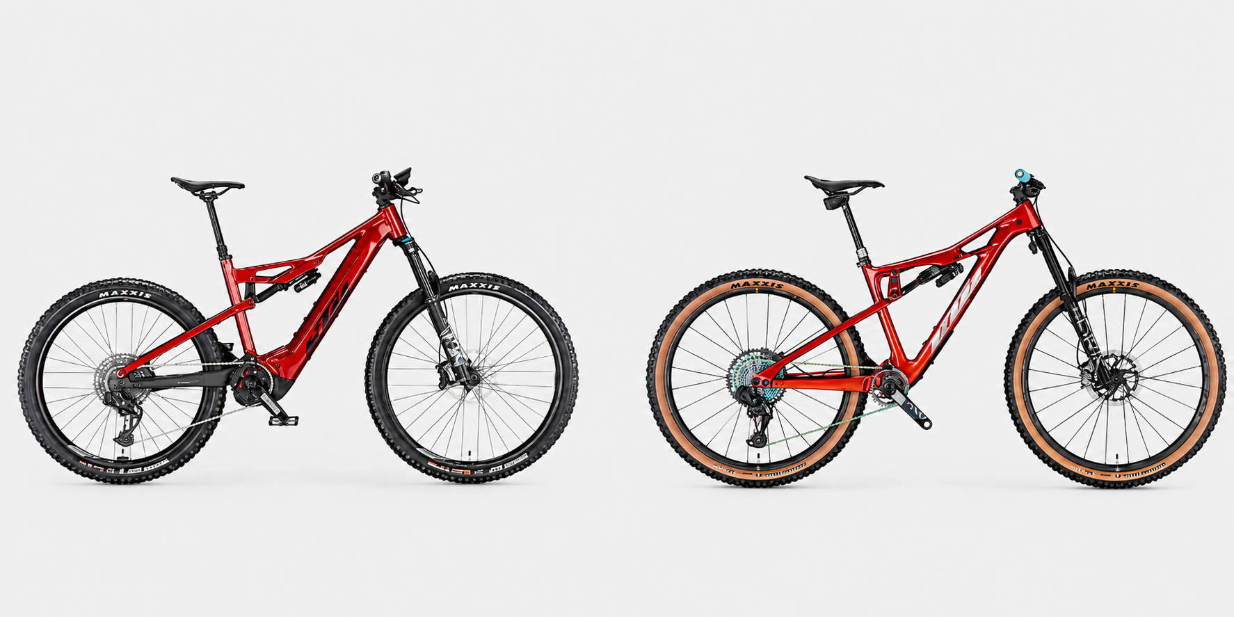 Twee rode KTM full suspension e-mountainbikes naast elkaar, met krachtige vering, brede Maxxis banden en sportieve afmontage voor mountainbiken op technisch terrein.
