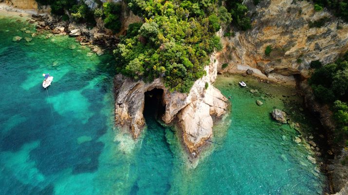 Syvota is an ideal destination for nature lovers, with numerous hiking trails and nature reserves showcasing the region's biodiversity