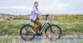 Gazelle Paris C7 elektrische stadsfiets met lage instap, afgebeeld in zijaanzicht op neutrale achtergrond, met Bosch middenmotor, gesloten kettingkast, verende voorvork en zadelpen, MIK-bagagedrager en spatborden – gericht op comfortabel dagelijks gebruik en woon-werkverkeer.