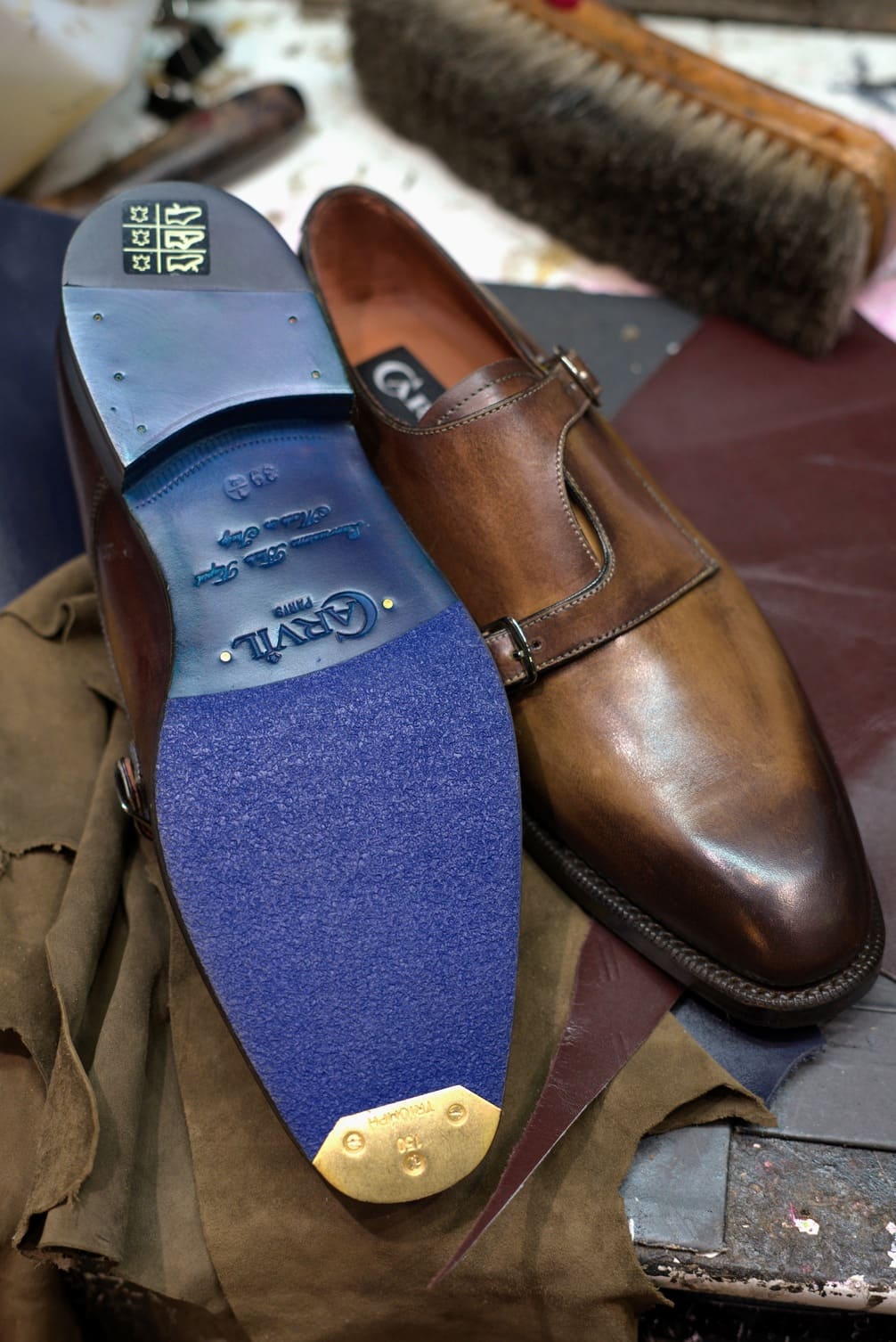 Pose de patins bleus pour chaussures Carvil - Cordonnier Norbert Bottier Paris