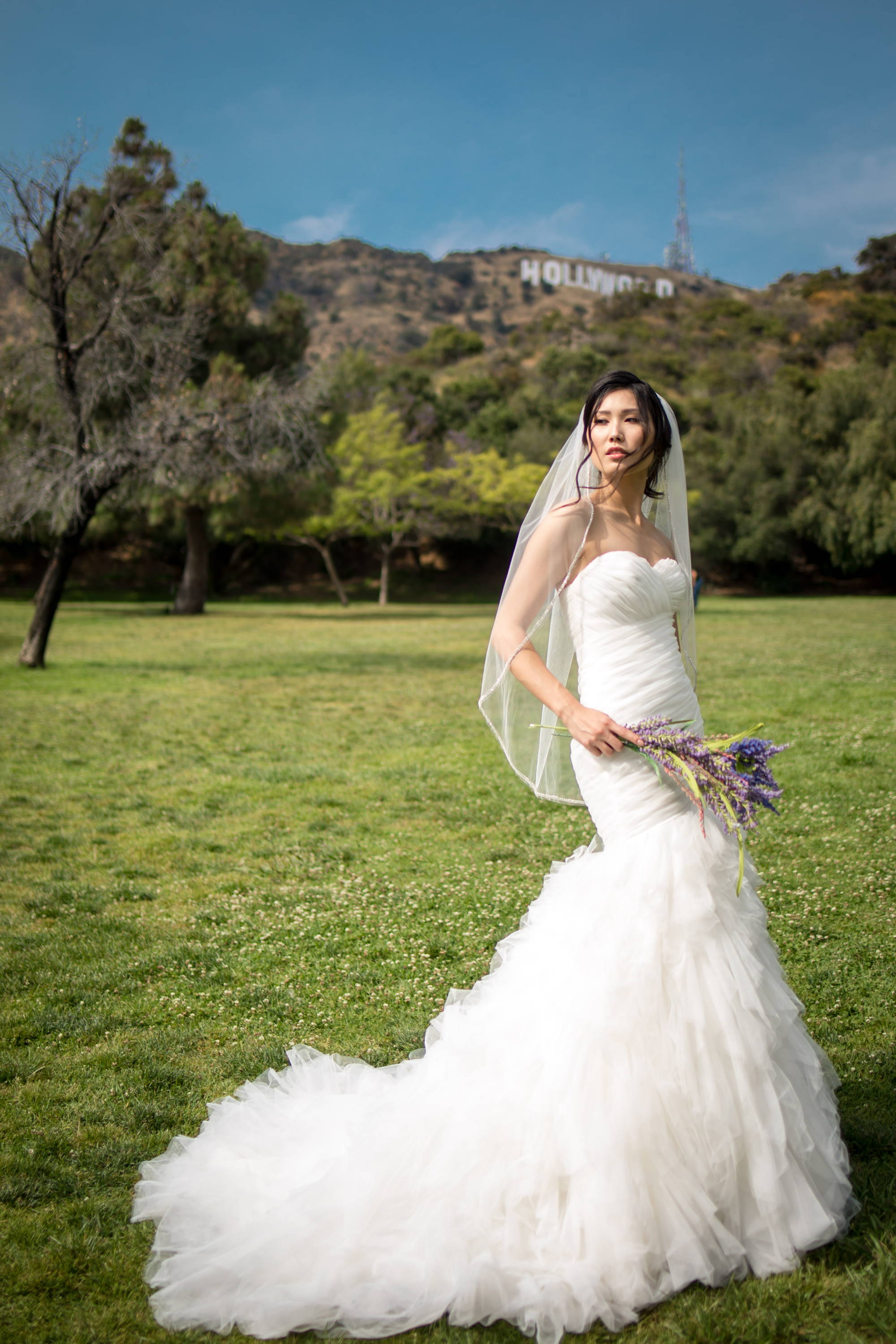 BEAUTIFUL WEDDING DRESS WITH RUFFLES