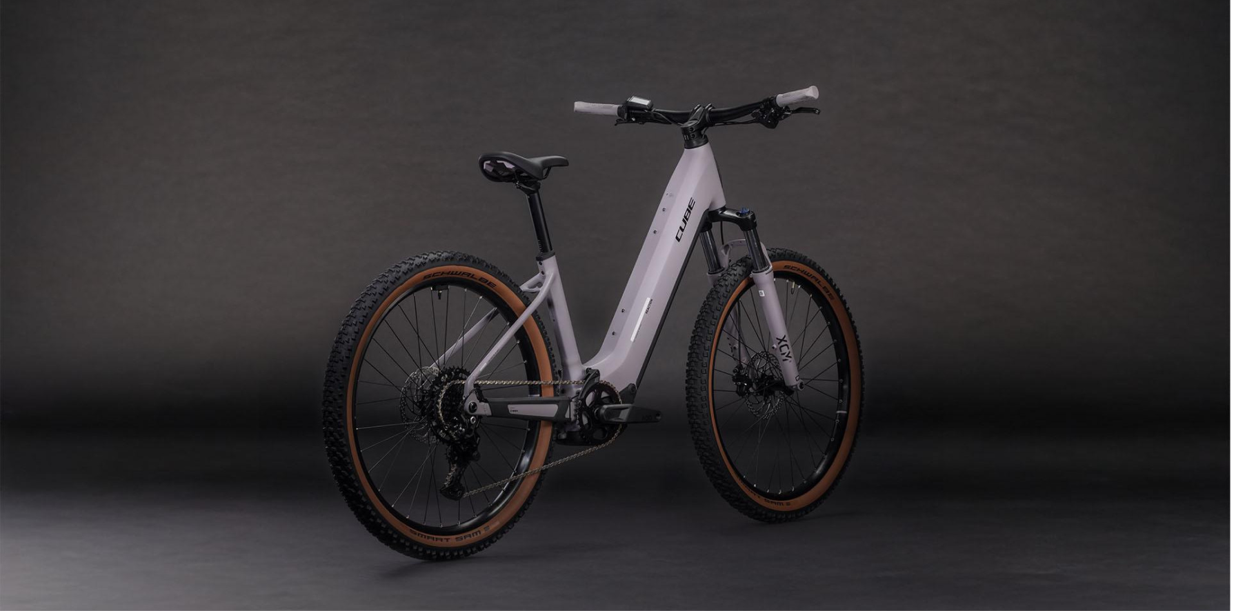 mujer usando bicicleta electrica de gravel