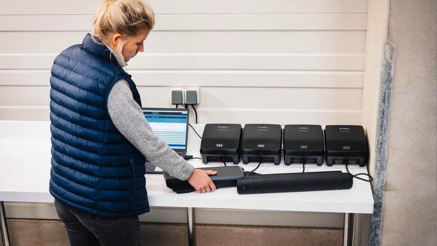 vrouw test elektrische fiets batterijen