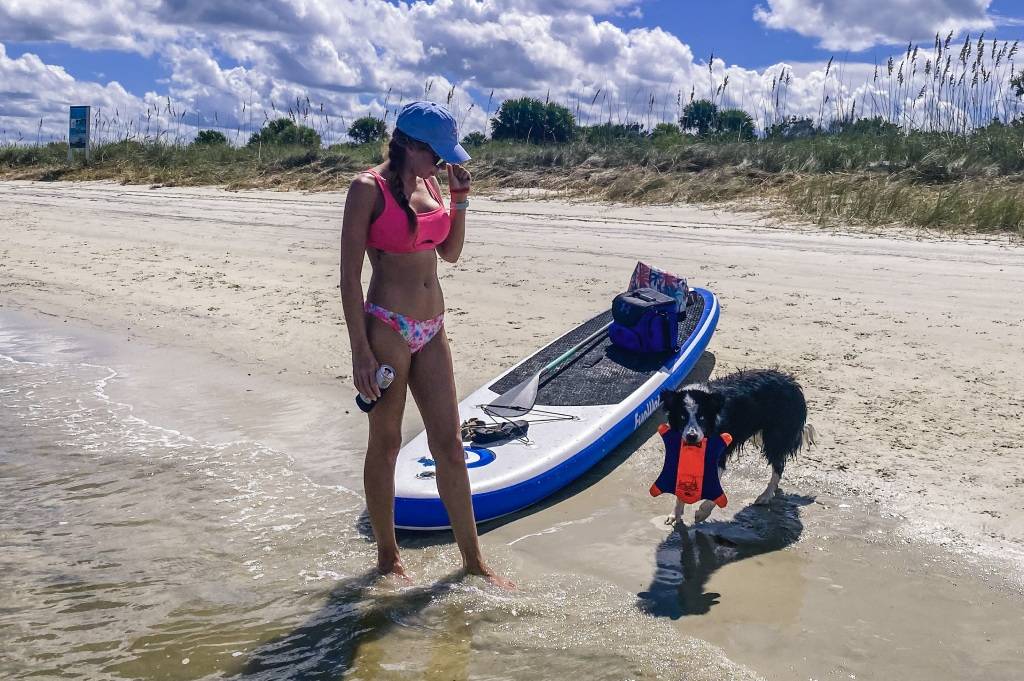 Funwater inflatable paddleboards help your dog on the stand up paddleboards