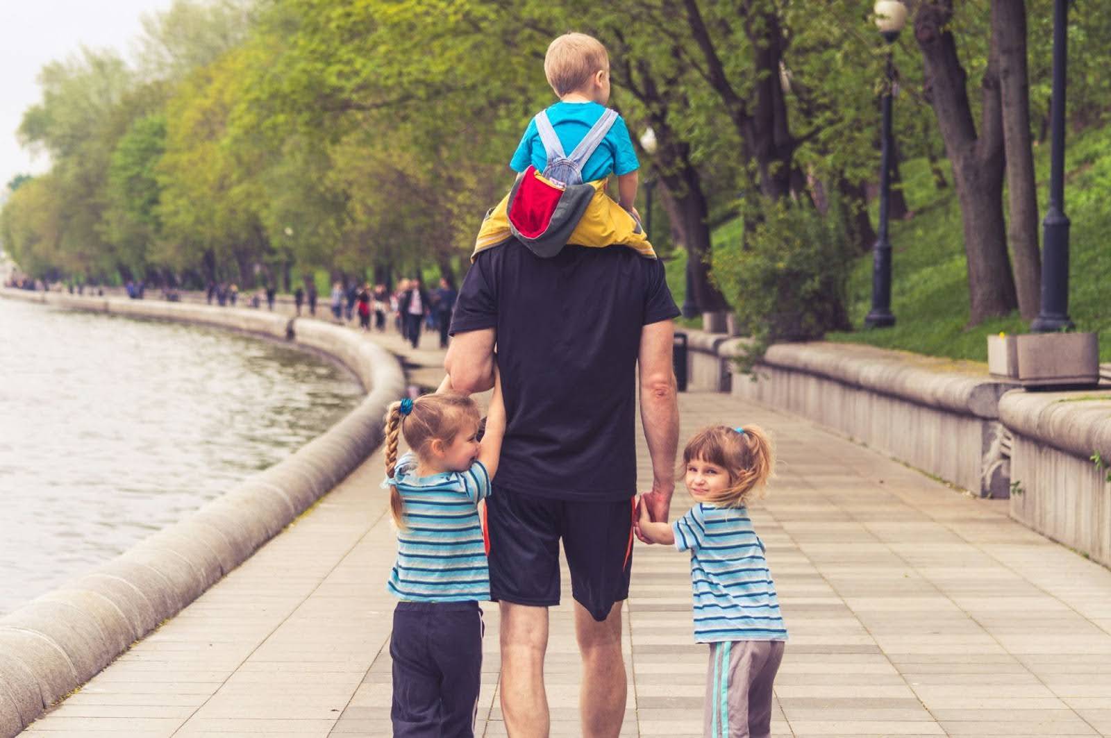 Une famille se promenant en ville après avoir stationné leur vélo longtail électrique