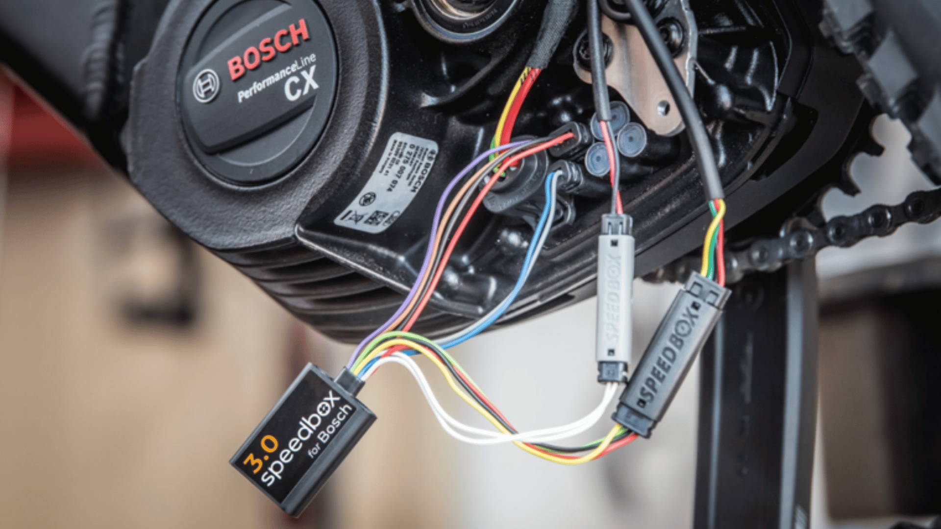 vrouw met elektrische fiets in de hand