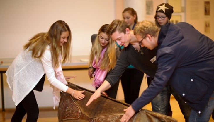 bester geburtstagde mfk frankfurt ausstellungsstück gruppe anfassen