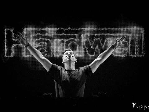 Hardwell with hands up