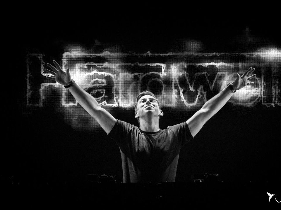 Hardwell with hands up