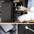 ビジネスリュック「バーリン」(Berlin）のUSB充電ポートにUSBケーブルで接続されているスマホ - ブロデリック（Broderik）