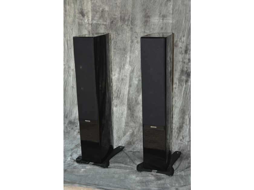 Monitor Audio Gold 200 Speakers (Piano Black Lacquer)