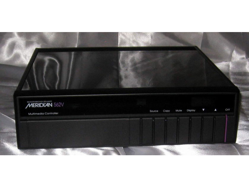 Meridian 562v  digital multimedia controller with manual and power cord