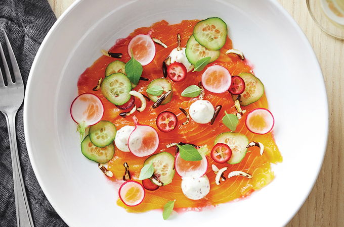 Crudo d’omble, canneberges et riz soufflé