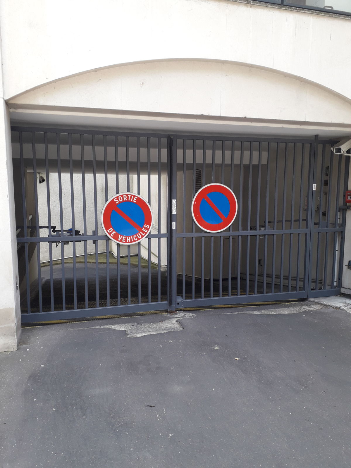 Portail automatique fermant l'accès au parking d'une résidence