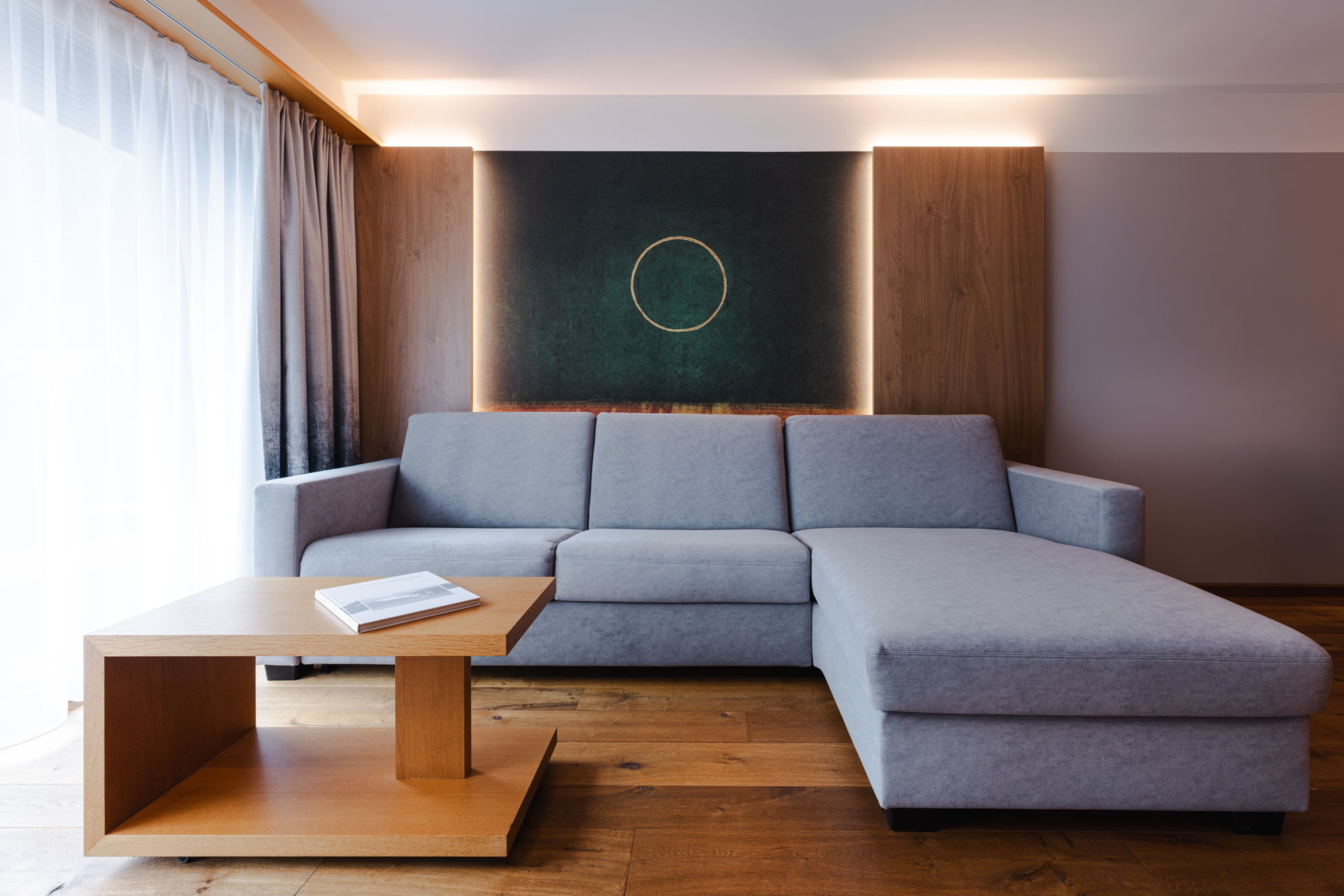 Suite mit großem Sofa und luxuriösem Ambiente