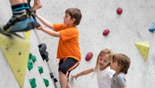 stuntwerk köln kinder an kletterwand