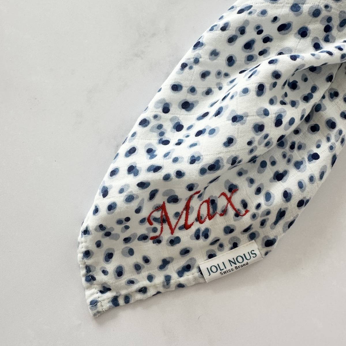 lange xl personnalisable broderie prénom bleu blanc ciel élégant de la marque suisse Joli Nous, un accessoire premium pour bébé, alliant design raffiné et qualité exceptionnelle
