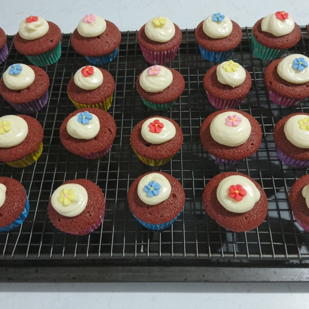 Date: 4 Jan 2020 (Sat)
20th Snack: Red Velvet Cake Cupcakes (The King of the Cupcakes) [170] [135.6%] [Score: 9.0]
I had always wanted to make cupcakes/muffins. I thought the fastest way to learn to make them is to buy a Prinetti Cupcake Making Kit. In the Kit there’s a booklet showing 7 recipes to make cupcakes/muffins. This is the fourth of the seven. However, the recipe in the booklet for this cupcake is nutty, so I’ve to look for an alternative recipe from CupcakeJemma.
1.	Number of mini cupcake made (half the amount of ingredients suggested by CupcakeJemma recipe): 34
2.	Icing: Cream cheese 
3.	Topping: The Creative Kitchen Mini Flowers Icing Decorations