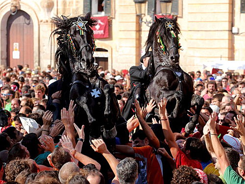  Mahón
- Los verdaderos protagonistas de la fiesta Sant Joan son los caballos